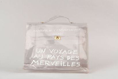 HERMES Année 1997 
Sac "Kelly" 40 cm en plastique transparent "un Voyage au pays...