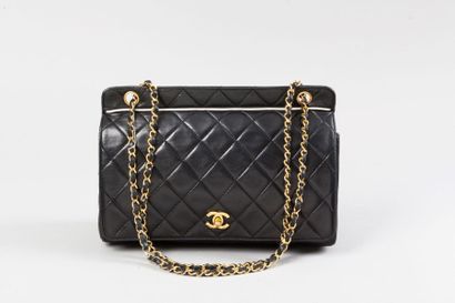 CHANEL 
Sac 30 cm en cuir agneau matelassé noir à liseret blanc, fermoir siglée en...