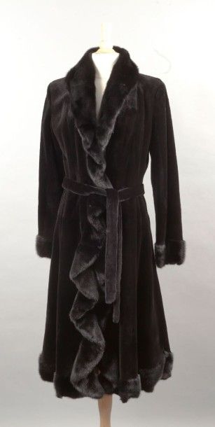 Agnes GERCAULT 
Long manteau en Vison dark rasé, travail pleines peaux, col châle,...