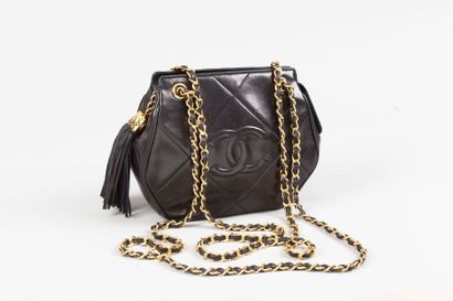 CHANEL 
Sac 21 cm en cuir agneau matelassé noir, fermeture éclair, curseur se terminant...