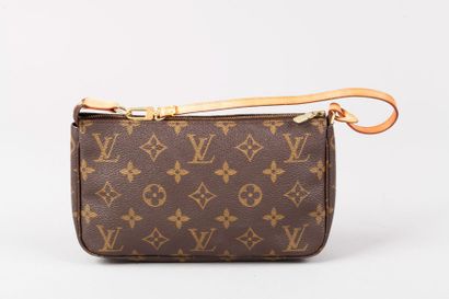 LOUIS VUITTON 
Pochette accessoire 21 cm en toile monogram et cuir naturel, fermeture...