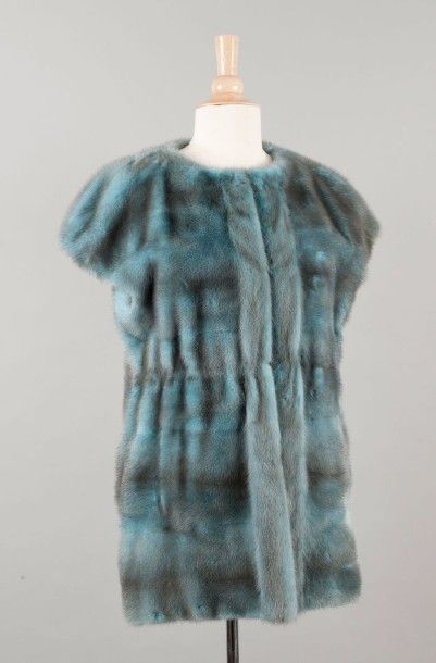 Agnes GERCAULT 
Gilet en Vison femelle black-cross lustré turquoise, travail horizontal...