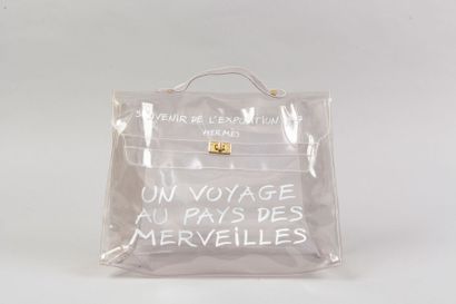 HERMES Année 1997 
Sac "Kelly" 40 cm en plastique transparent "un Voyage au pays...