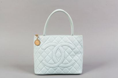 CHANEL 
Sac "Médaillon" 30 cm en veau caviar bleu acier, fermeture éclair, curseur...