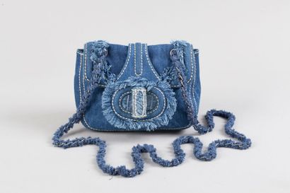 PRADA 
Sac 20 cm en denim et cuir façon crocodile en coordonnée, surpiqures blanches,...