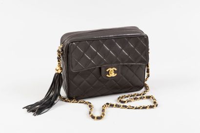 CHANEL 
Sac 23 cm en cuir agneau matelassé noir, fermeture éclair, curseur se terminant...