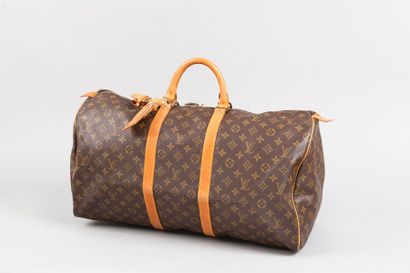 LOUIS VUITTON 
Sac "Keepall" 55 cm en toile monogram et cuir naturel, fermeture éclair...