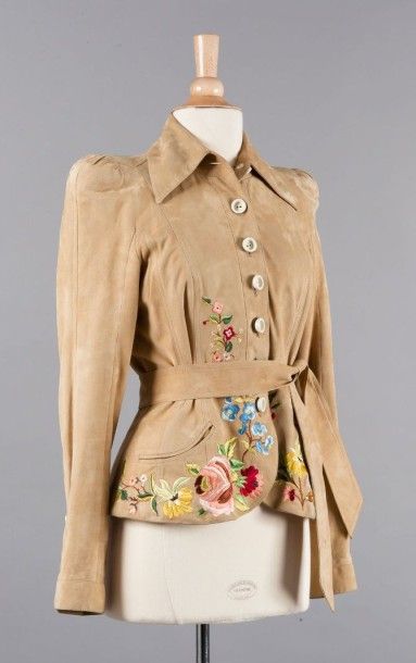 Christian DIOR Boutique 2005 
Veste en daim beige s'inspirant de la veste "Bar",...