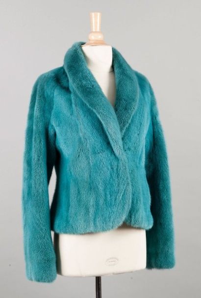 Pierre BALMAIN Fourrures 
Veste en Vison lustré turquoise, col châle, simple boutonnage,...