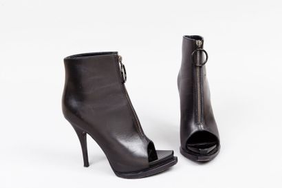 GIVENCHY par Riccardo TISCI 
Paire de bottines zippées peep-toes en cuir noir, talon...