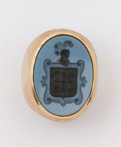 null Bague chevalière en or jaune 9K guilloché orné d'armoiries sur agate bicolore.
Tour...