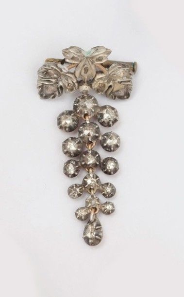 null Broche «grappe de raisin» en argent ornée de diamants taillés en rose. P. 10...