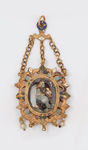 null Pendentif en or jaune ajouré à motifs de volutes serti d'émail polychrome et...