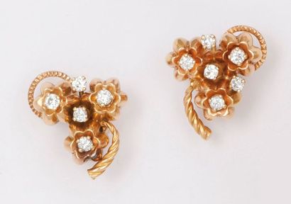 null Paire de boucles d'oreilles en or rose ciselé à décor floral ornées de diamants...