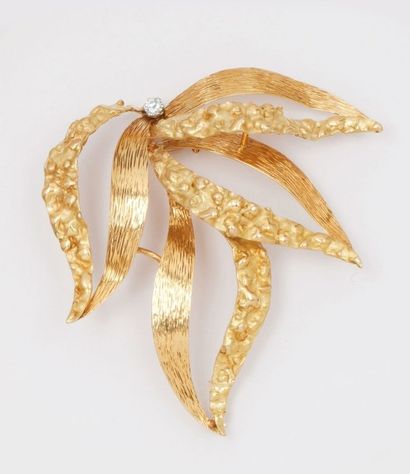 CHAUMET 
Broche «Orchidée» en or jaune ciselé et martelé, ornée d'un diamant taillé...