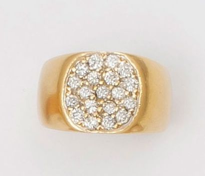 null Bague jonc en or jaune ornée d'un motif ovale pavé de diamants taillés en brillant....