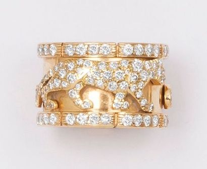 CARTIER 
«Panthère» - Bague en or jaune ornée de panthères pavées de diamants bordées...
