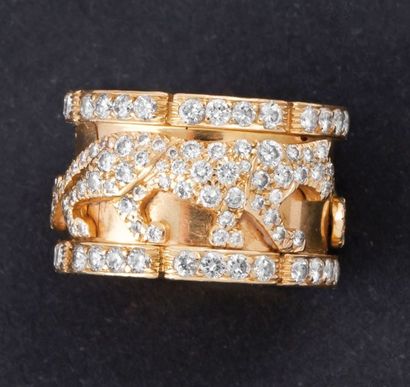 CARTIER 
«Panthère» - Bague en or jaune ornée de panthères pavées de diamants bordées...