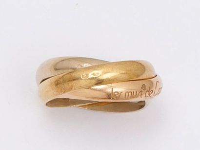 MUST de CARTIER 
«Trinity» - Bague trois anneaux en or de trois couleurs. Signée...