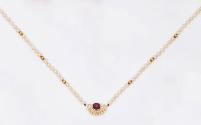 null Collier de perles de culture orné d'un motif central serti d'un rubis et de...