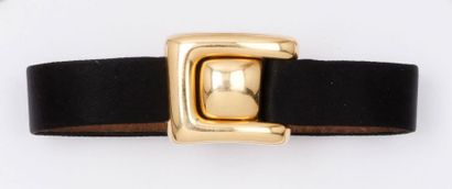 CHAUMET 
«Ophee» - Bracelet de satin noir orné d'un motif «boucle» en or jaune. Signé...