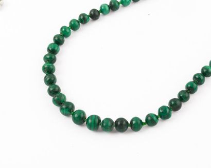 null Collier de perles de malachite en chute. Fermoir en métal.
Diamètre des perles:...