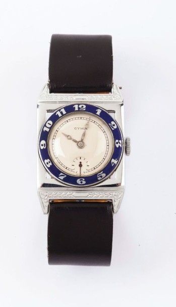 SYMA vers 1930 
Montre bracelet rectangle en métal chromé. Lunette laquée bleue avec...