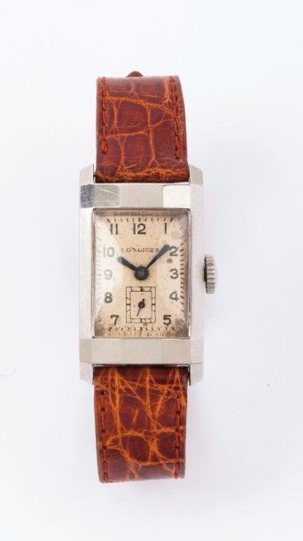 LONGINES Vers 1930 
Montre bracelet rectangle en acier. Cadran argent avec petite...