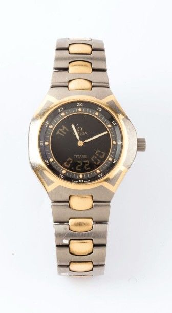 OMEGA 
Titanium vers 1980
Montre bracelet en titane et or. Boitier tonneau. Cadran...