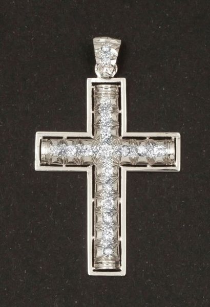 null Pendentif «Croix» en or gris ciselé orné de diamants taillés en brillant. 
P....