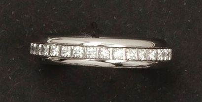 null Bague en or gris ornée d'un anneau amovible entièrement serti de diamants taillés...
