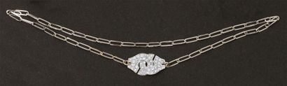 null Collier en or gris orné de motifs «menottes» pavés de diamants taillés en brillant....