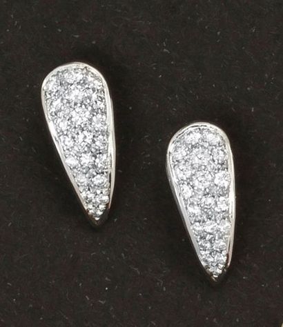 null Paire de boucles d'oreilles en or gris pavées de diamants taillés en brillant....