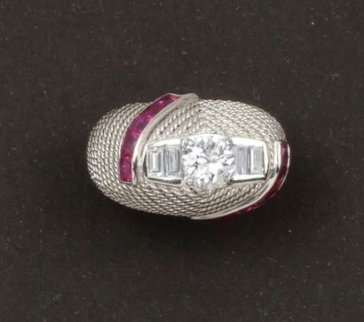 null Bague en or gris tressé ornée d'un diamant taillé en brillant épaulé de diamants...