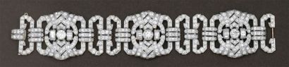 null Bracelet en platine à décor géométrique ajouré orné de diamants taillés en brillant...