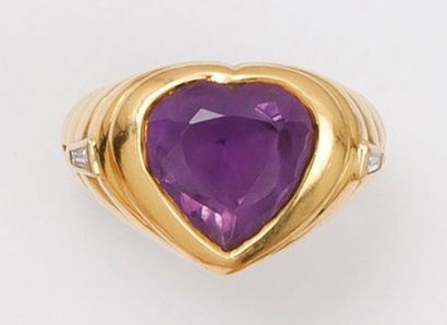 null Bague en or jaune godronné ornée d'une améthyste taillée en coeur. Tour de doigt:...