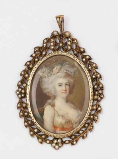 null Pendentif en vermeil ciselé orné d'une miniature représentant une jeune femme...