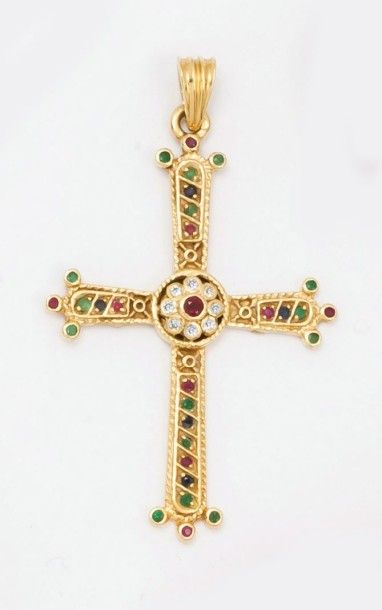 null Croix en or jaune ornée de rubis, saphirs, émeraudes et diamants. 
P. 9,6 g