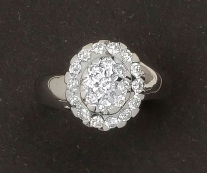 null Bague en or gris ornée d'un motif ovale serti de diamants taillés en brillant....