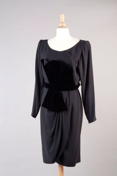 Yves SAINT LAURENT haute couture n°67470 circa 1988 / 1990 Robe en crêpe de laine...