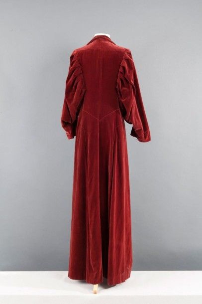 Lucien LELONG haute couture circa 1930 Manteau du soir en velours bordeaux col châle,...