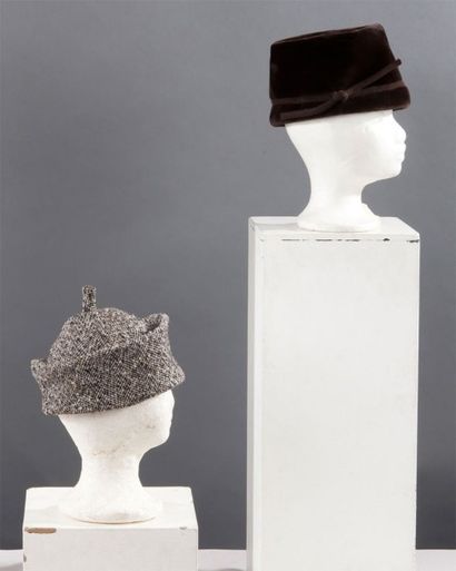 Jeanne LANVIN circa 1960 Lot de deux chapeaux, l'un en tweed noir et blanc d'inspiration...