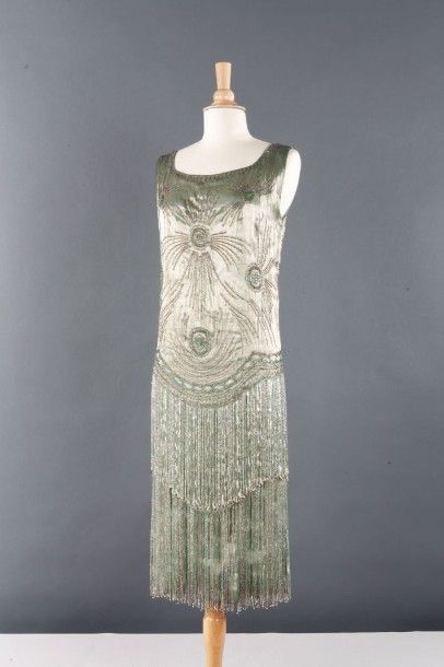 ANONYME circa 1925 Robe en soie métallisée vert d'eau rebrodée de perle de verre...