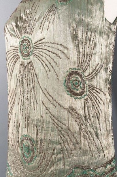 ANONYME circa 1925 Robe en soie métallisée vert d'eau rebrodée de perle de verre...
