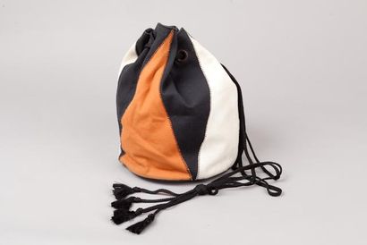 Yves SAINT LAURENT, ANONYME Lot composé d'un sac en toile tricolore blanc, noir,...