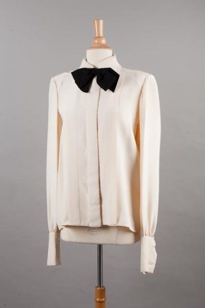 Yves SAINT LAURENT haute couture n° 60327 circa 1980 Blouse en crêpe de soie écrue...