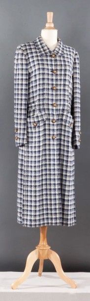 CHANEL Haute Couture n°55821 circa 1970 Manteau en toile de laine à carreaux écrus...