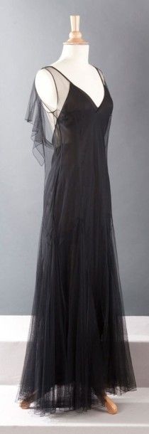 John GALLIANO circa 2001 Robe longue en tulle noir d'inspiration années 30, décolletés...