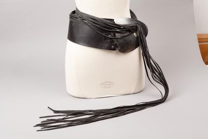 Jean-Paul GAULTIER Magnifique ceinture en cuir noir à boucle sculpture en métal canon...