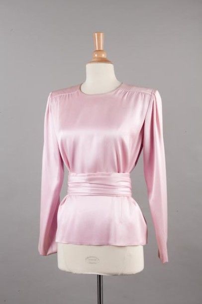 Yves SAINT LAURENT haute couture n° 69603 circa 1990 Blouse en satin de soie rose,...